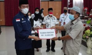 Bupati Bersama Wabup Bolsel, Serahkan Bantuan Keuangan Parpol dan Hibah Rumah Ibadah