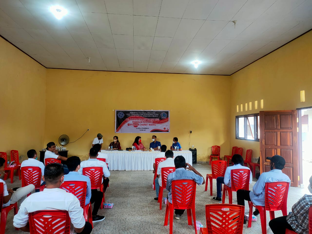 Mewakili Wali Kota Tatong Bara, Asisten III Buka Pelatihan Pembuatan Meubel di DPTK