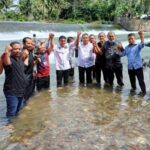 Djafar Alkatiri Mandi Safar Bersama Warga Busato