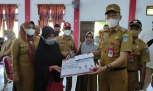 Bupati Bolsel Serahkan BST Bagi Penyandang Disabilitas dan Lansia