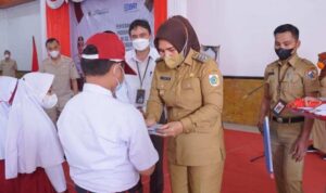 Wali Kota Kotamobagu Serahkan bantuan Anak Asuh ke Ribuan Pelajar