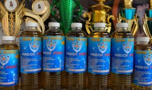 Warga Gogagoman Ini Ciptakan Ramuan Arak Gosok Obat Ayam