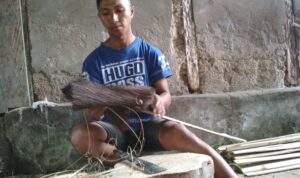 Sapu Ijuk di Desa Sia Masih Terus Eksis