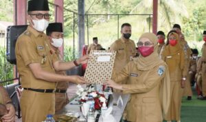 Bupati Bolsel Serahkan SK PNS 100 Persen Angkatan 2019