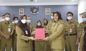Wali Kota Kotamobagu Serahkan SK Plt Kepala Disdukcapil Kepada Sulastri Polii