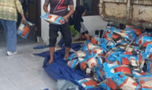 Masyarakat Boltim Terima Sembako dari Dinsos Provinsi Sulut