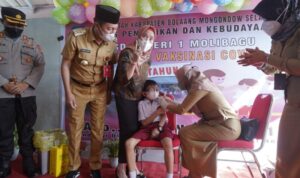 Tepis Keraguan Orang Tua, Anak Bupati Bolsel Perdana Divaksin Covid-19 