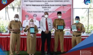 Bupati Bolsel Serahkan SPPDT dan DHKP