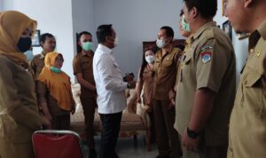 Bupati Boltim Gelar Sidak Sekaligus Silaturahmi dengan Pegawai Diskominfo