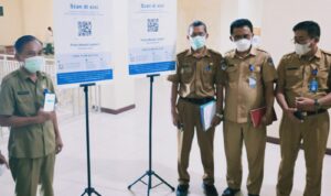Pemkab Boltim Pasang Papan Barcode Aplikasi Peduli Lindungi di Kantor Bupati