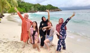 Punya Keunikan Air Mancur, Pantai Batu Buaya Boltim Viral Dikunjungi Wisatawan Lokal