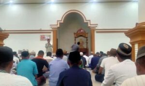 Bupati Bolsel Sholat Tarawih di Masjid Nurul Huda Desa Momalia Satu