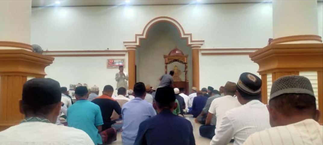 Bupati Bolsel Sholat Tarawih di Masjid Nurul Huda Desa Momalia Satu