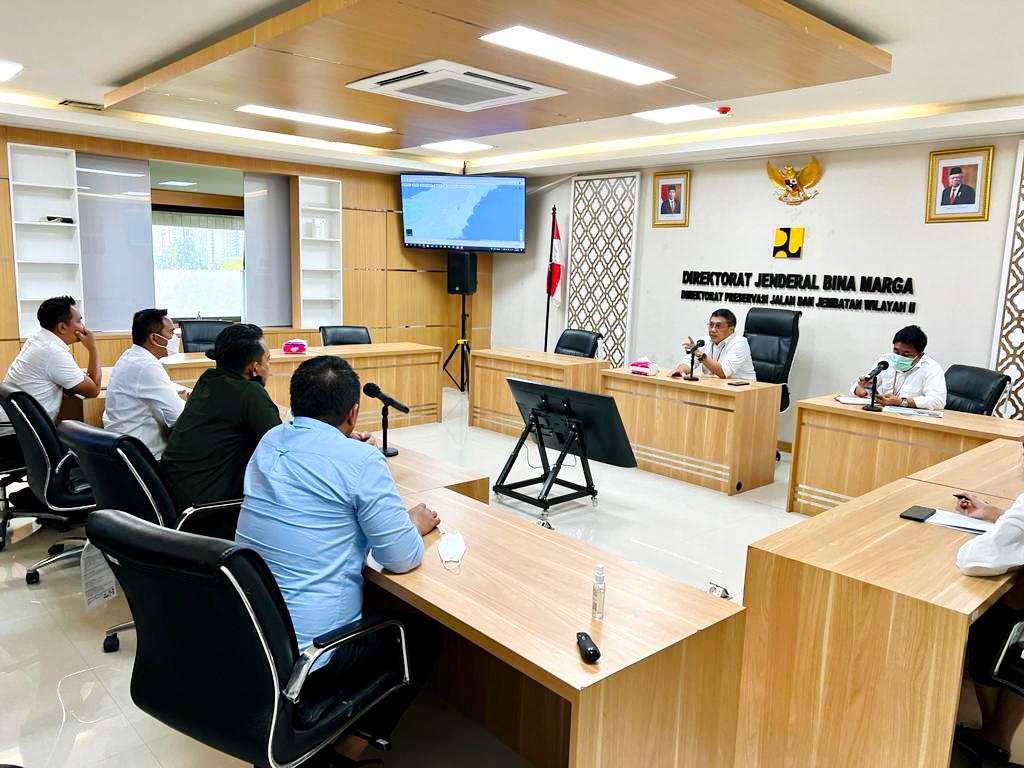 Bupati Boltim Temui Direktur Reservasi Jalan dan Jembatan Wilayah II Kementerian PUPR   BOGANINEWS, BOLTIM - Tak Henti-hentinya setelah bertemu dengan beberapa Menteri, kini Bupati Bolaang Mongondow Timur (Boltim), Sam Sachrul Mamonto, temui Direktur Preservasi jalan dan jembatan Kementerian Pekerjaan Umum dan Perumahan Rakyat (Kementerian PUPR) guna membahas pelebaran Jalan Boltim, Selasa (19/04/2022).  Kali ini, Bupati Boltim kembali mematangkan perencanaan pelebaran jalan di Kementerian PUPR dengan mendatangi Direktur reservasi jalan dan jembatan kementrian PU. Dalam pertemuan tersebut kembali dibahas rencana pelebaran jalan Modayag-Sinisir dan Buyat-Tutuyan.   Seperti dijelaskan Bupati Boltim, di depan Direktur Reservasi jalan dan jembatan wilayah II, bahwa panjang keseluruhan jalan Nasional yang ada di Kabupaten Bolaang Mongondow Timur hanya 80-an kilometer, sehingga harus ada yang ditingkatkan.   "Soal peningkatan jalan menjadi empat lajur 22 meter yakni ruas jalan Modayag dan Buyat-Tutuyan. Saya juga mengusulkan pembuatan beberapa jembatan di Kabupaten Boltim kepada Dir Reservasi wilayah jalan dan jembatan," jelas Bupati   Sementara itu, Direktur Reservasi yakni Tomas A, mengungkapkan bahwa, pada dasarnya pihak kementrian sudah mengetahui rencana tersebut. "Boltim akan diprioritaskan untuk peningkatan jalan baik yang tujuh meter maupun yang empat lajur 22 meter," terangnya.  Direktur Reservasi juga mengungkapkan, kementerian sudah menyiapkan anggaran tapi dengan catatan harus clear sampai di tingkat bawah. "Harus siap dan selesai," ucapnya.