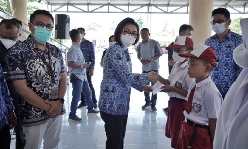 Bupati Bolmong Serahkan Beasiswa PT. JRBM untuk Pelajar di Area Lingkar Tambang