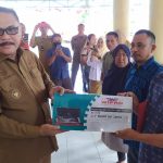 Pj Bupati Bolmong Serahkan Sejumlah Bantuan untuk Kelompok Masyarakat, Ini Daftar Penerimanya.