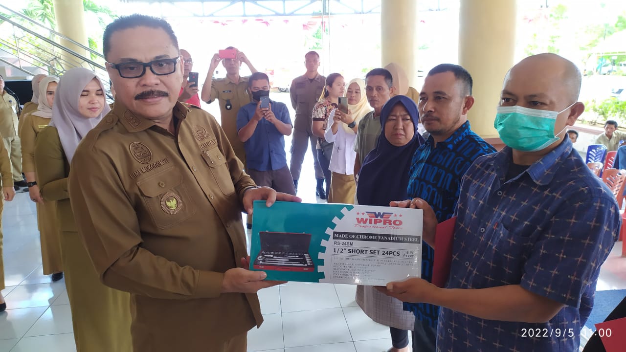 Pj Bupati Bolmong Serahkan Sejumlah Bantuan untuk Kelompok Masyarakat, Ini Daftar Penerimanya.