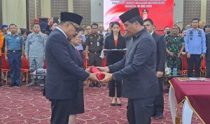 Wagub Sulut Serahkan SK Perpanjangan Jabatan Pj Bupati Bolmong Kepada Limi Mokodompit