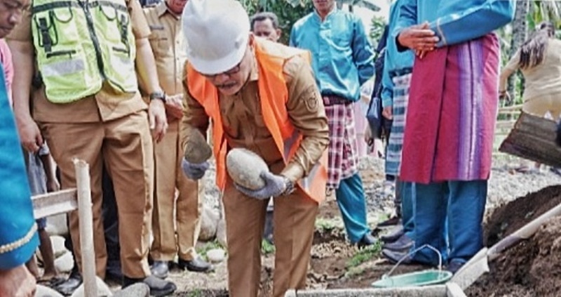 Limi Mokodompit Letakkan Batu Pertama Pembangunan dan Rehabilitasi Rumah Korban Banjir dan Tanah Longsor di Desa Solimandungan