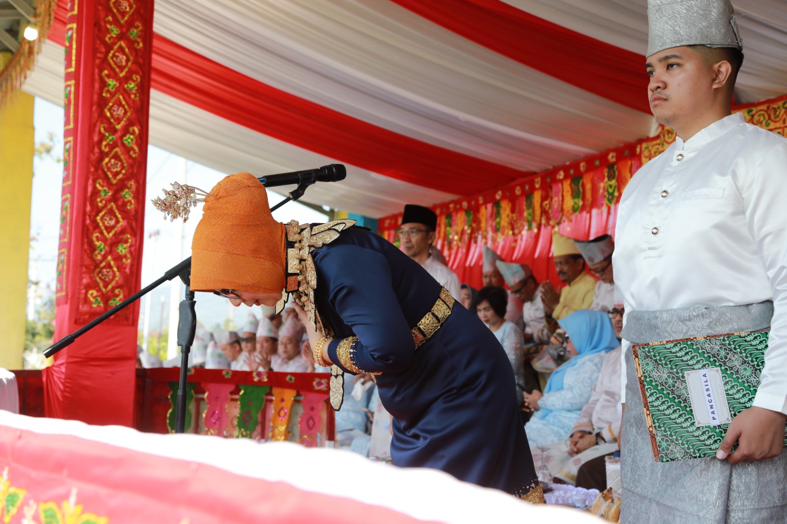 Walikota Kotamobagu Ir Hj Tatong Bara membungkuk, sebagai wujud syukur dan terimakasih kepada masyarakat Kotamobagu 