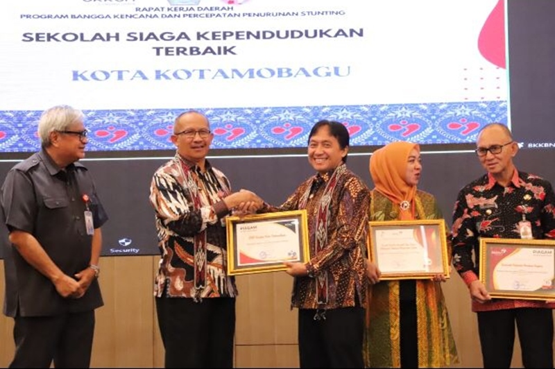 Pemkot Kotamobagu Terima Penghargaan Sekolah Siaga Kependudukan Terbaik dari BKKBN