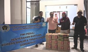 Peduli Sesama, PWI Bolmut Serahkan Bantuan Banjir di Gorontalo