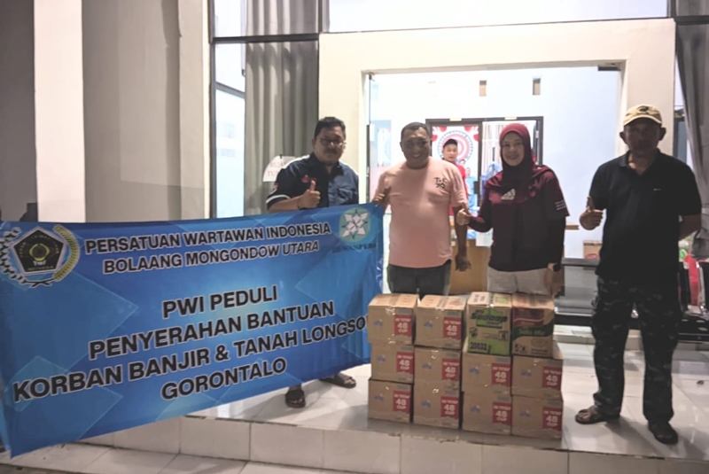 Peduli Sesama, PWI Bolmut Serahkan Bantuan Banjir di Gorontalo