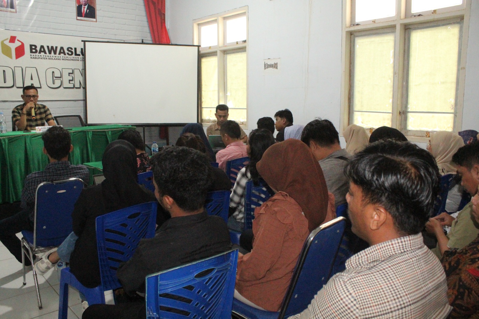 Bawaslu Bolmut Rapat Bersama Panwaslu Kecamatan