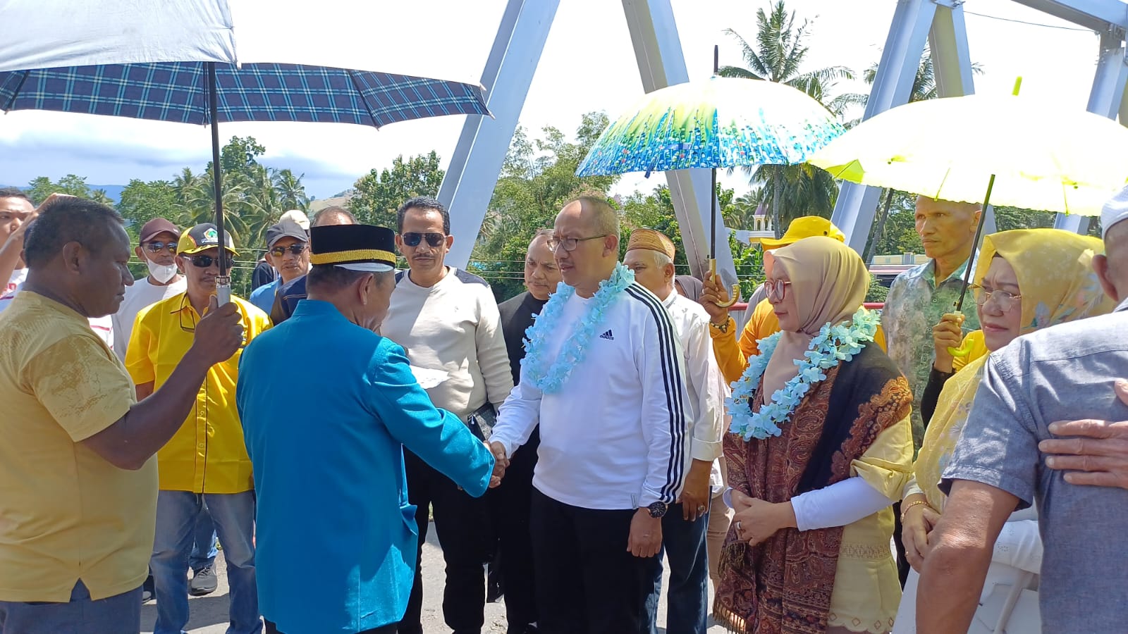 Mengharukan! Asripan-Aktrida Disambut Secara Adat Saat Memasuki Bolmut