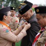 Apresiasi Dedikasi di Pramuka Kotamobagu, Adrianus Mokoginta Terima Penghargaan Tanda Lencana Pancawarsa.