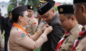 Apresiasi Dedikasi di Pramuka Kotamobagu, Adrianus Mokoginta Terima Penghargaan Tanda Lencana Pancawarsa.