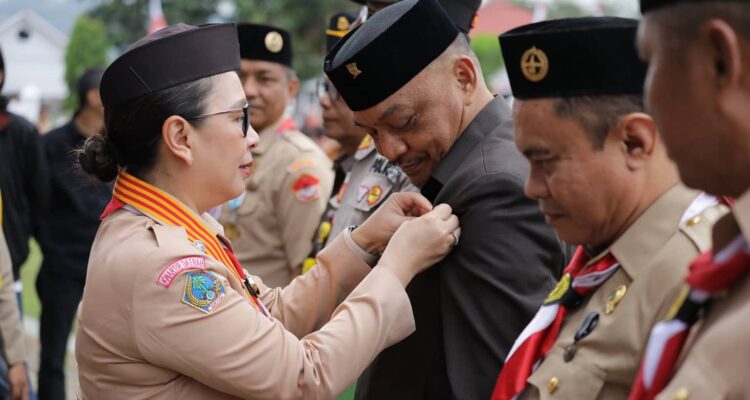 Apresiasi Dedikasi di Pramuka Kotamobagu, Adrianus Mokoginta Terima Penghargaan Tanda Lencana Pancawarsa.