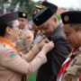 Apresiasi Dedikasi di Pramuka Kotamobagu, Adrianus Mokoginta Terima Penghargaan Tanda Lencana Pancawarsa.