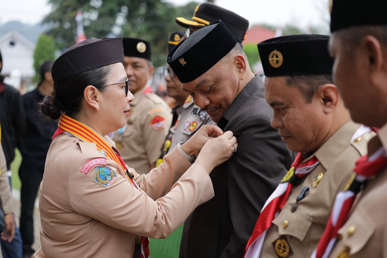 Apresiasi Dedikasi di Pramuka Kotamobagu, Adrianus Mokoginta Terima Penghargaan Tanda Lencana Pancawarsa.