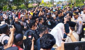 Polemik Mobnas Ketua DPRD Bolmut, Ikut Disoroti Pada Aksi Demo Mahasiswa.