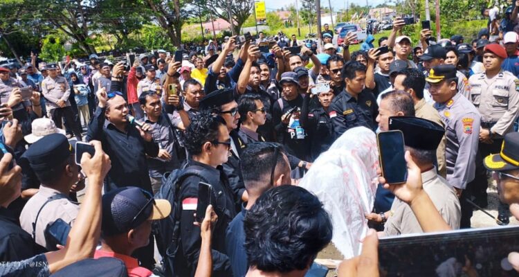 Polemik Mobnas Ketua DPRD Bolmut, Ikut Disoroti Pada Aksi Demo Mahasiswa.