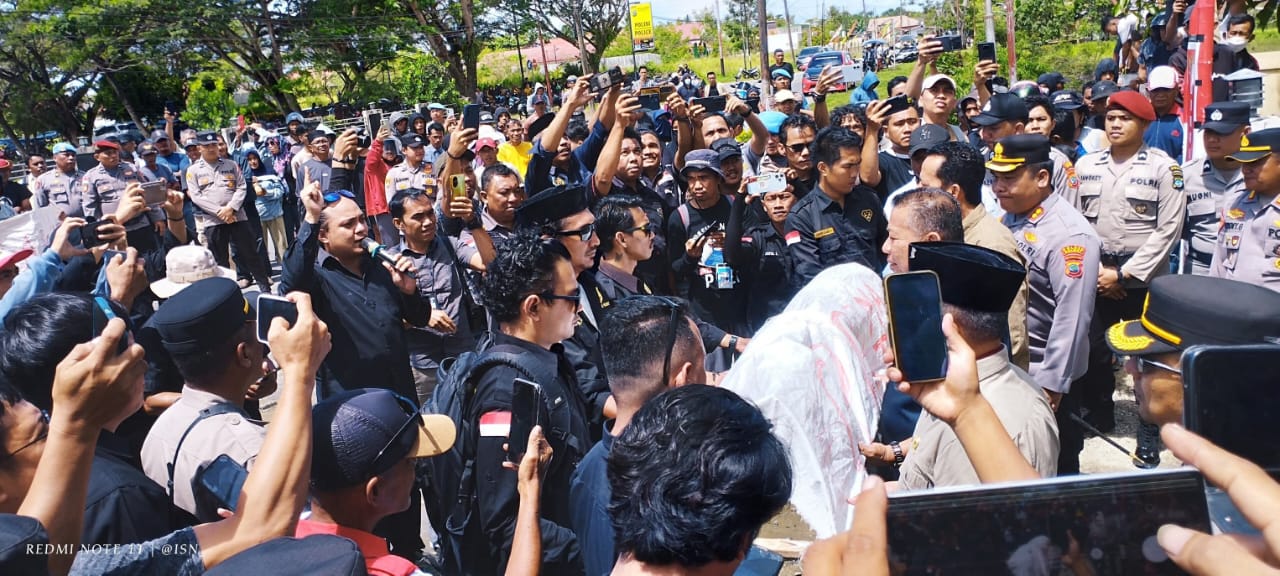 Polemik Mobnas Ketua DPRD Bolmut, Ikut Disoroti Pada Aksi Demo Mahasiswa.
