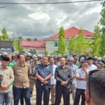 Para anggota DPRD Bolmut saat menerima menerima aksi demo mahasiswa di gedung DPRD Bolmut, Senin (8/9/2025).