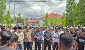 Para anggota DPRD Bolmut saat menerima menerima aksi demo mahasiswa di gedung DPRD Bolmut, Senin (8/9/2025).