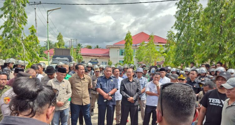 Para anggota DPRD Bolmut saat menerima menerima aksi demo mahasiswa di gedung DPRD Bolmut, Senin (8/9/2025).