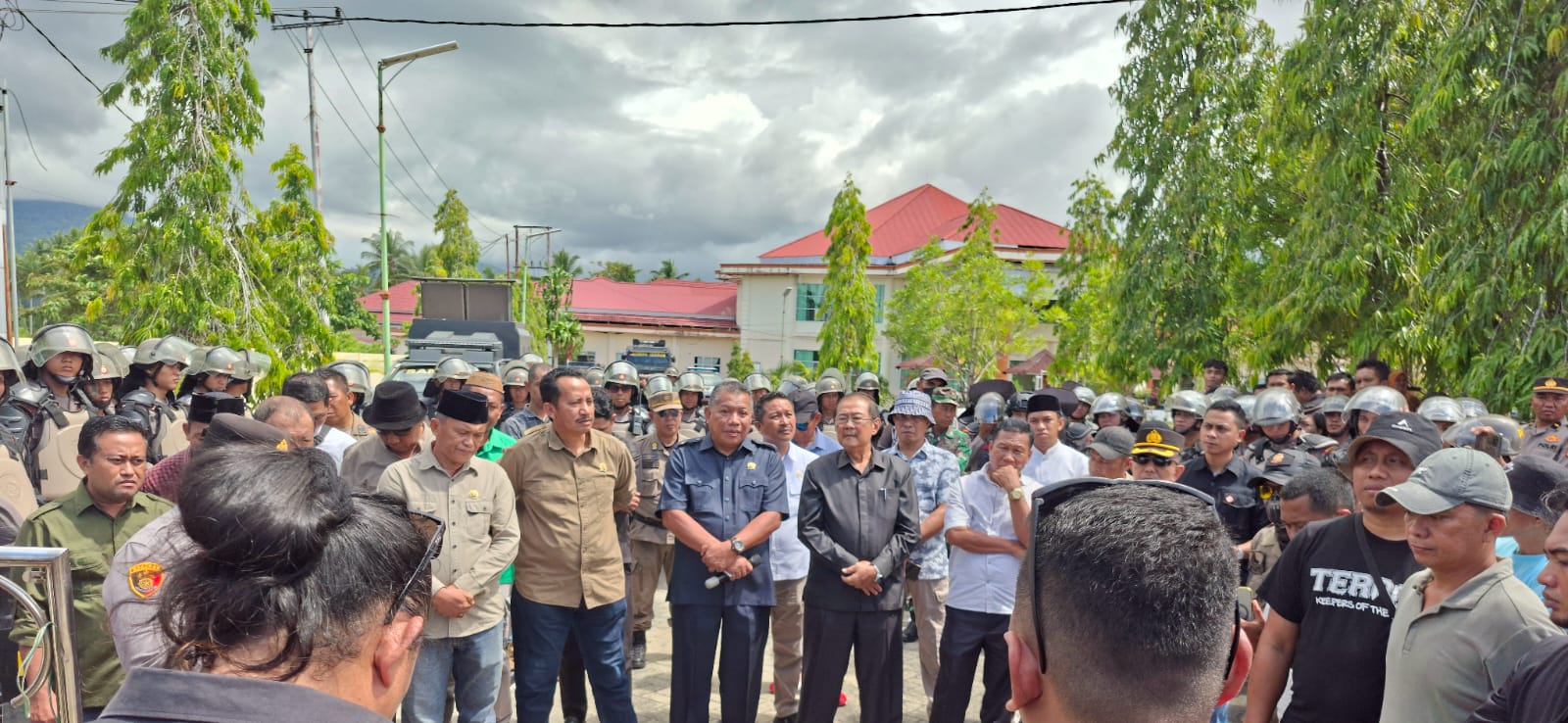 Para anggota DPRD Bolmut saat menerima menerima aksi demo mahasiswa di gedung DPRD Bolmut, Senin (8/9/2025).