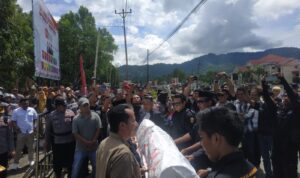 Pendemo Beri Hadiah Keranda Mayat Buat DPRD Bolmut.