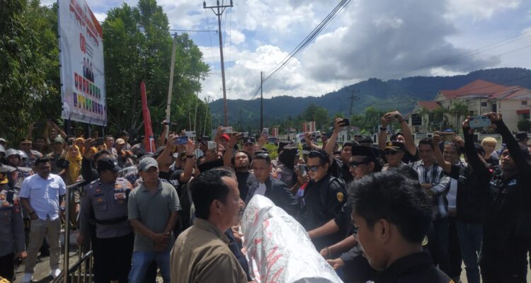 Pendemo Beri Hadiah Keranda Mayat Buat DPRD Bolmut.