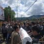 Pendemo Beri Hadiah Keranda Mayat Buat DPRD Bolmut.