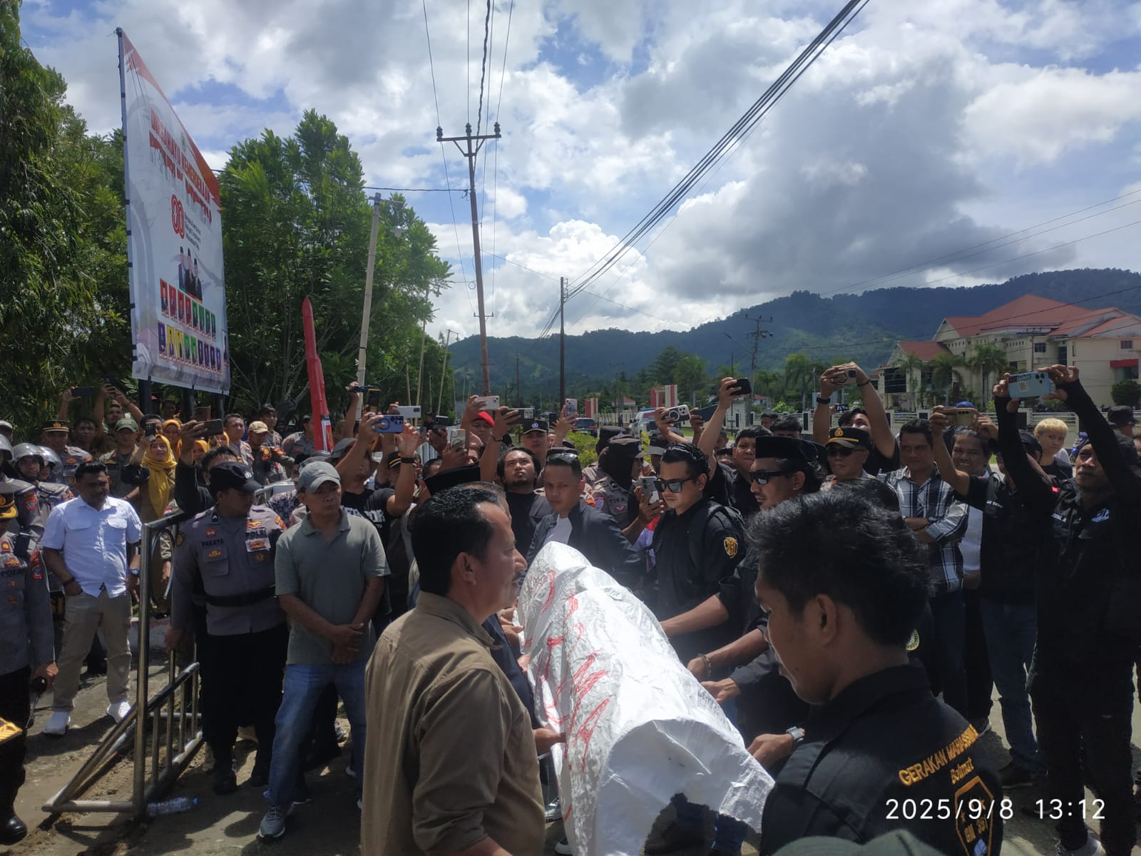 Pendemo Beri Hadiah Keranda Mayat Buat DPRD Bolmut.