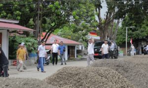 Wali Kota Kotamobagu, Weny Gaib memantau langsung perbaikan jalan A.P Mokoginta di Kelurahan Upai, Kecamatam Kotamobagu Utara.