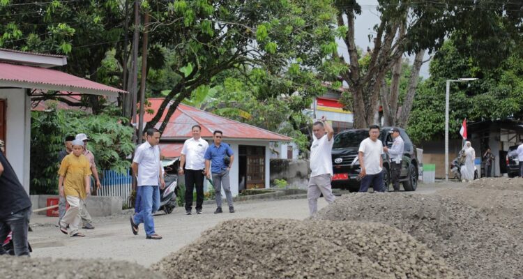 Wali Kota Kotamobagu, Weny Gaib memantau langsung perbaikan jalan A.P Mokoginta di Kelurahan Upai, Kecamatam Kotamobagu Utara.