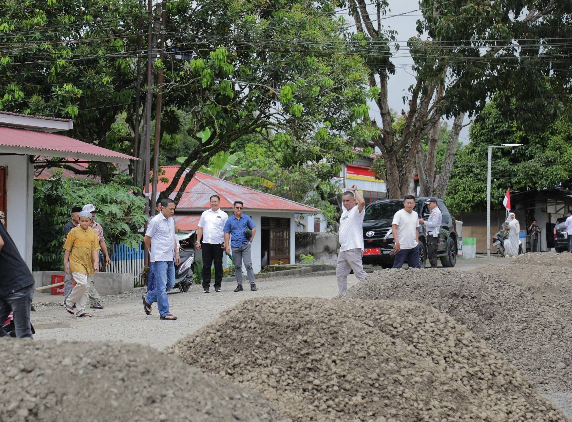 Wali Kota Kotamobagu, Weny Gaib memantau langsung perbaikan jalan A.P Mokoginta di Kelurahan Upai, Kecamatam Kotamobagu Utara.