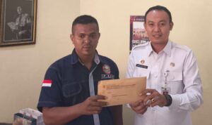 Ketua LP-KPK Boltara menyerahkan surat kepada Kaban BKDSDM