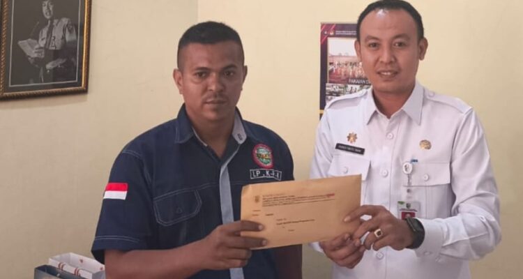 Ketua LP-KPK Boltara menyerahkan surat kepada Kaban BKDSDM